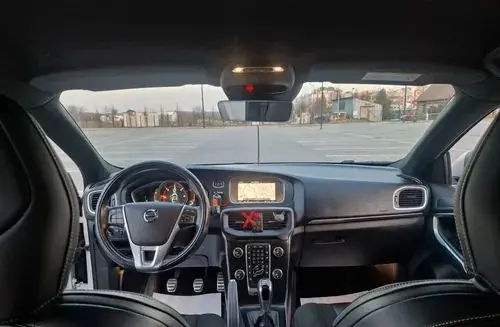 VOLVO V40 