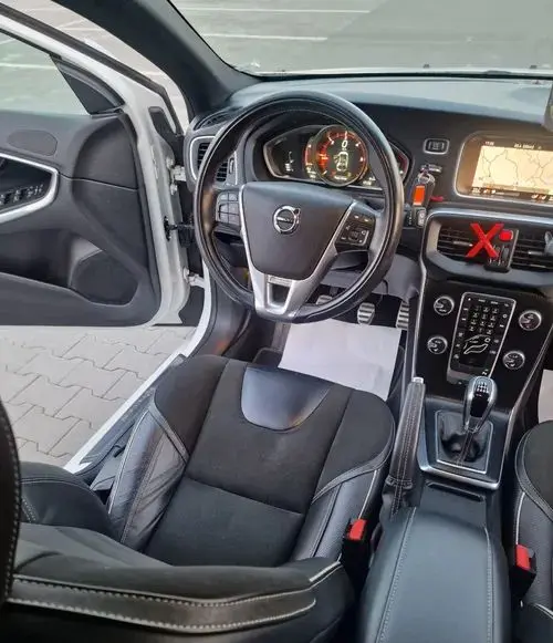 VOLVO V40 