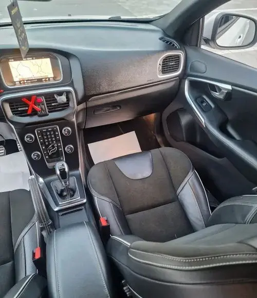 VOLVO V40 
