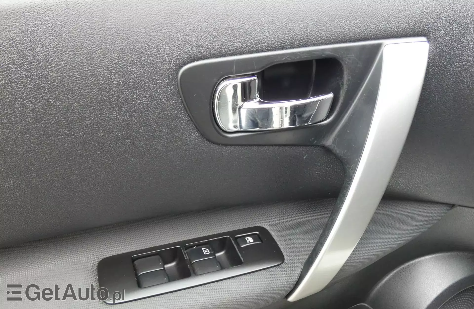 NISSAN Qashqai 2.0i (141 KM)