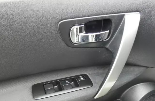 NISSAN Qashqai 2.0i (141 KM)