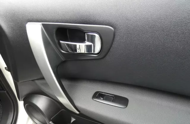 NISSAN Qashqai 2.0i (141 KM)