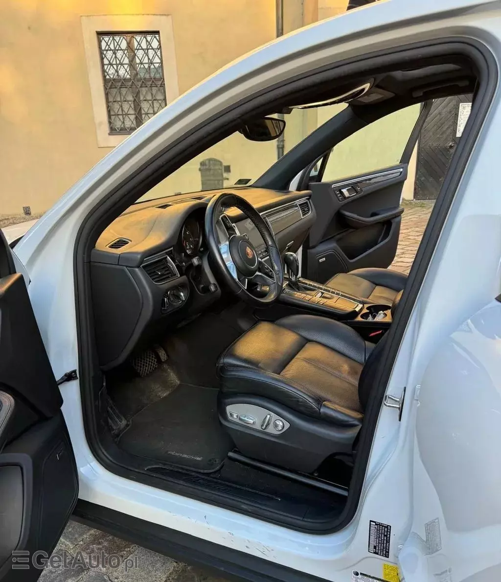 PORSCHE Macan 