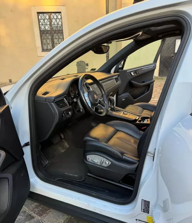 PORSCHE Macan 
