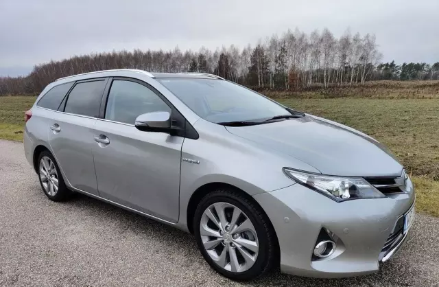 TOYOTA Auris 1.8 VVT-i (136 KM) Hybrid E-CVT