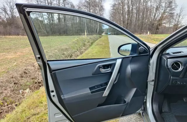 TOYOTA Auris 1.8 VVT-i (136 KM) Hybrid E-CVT