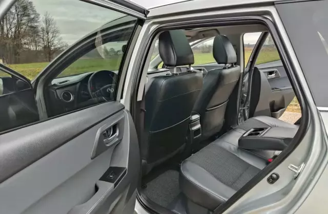 TOYOTA Auris 1.8 VVT-i (136 KM) Hybrid E-CVT