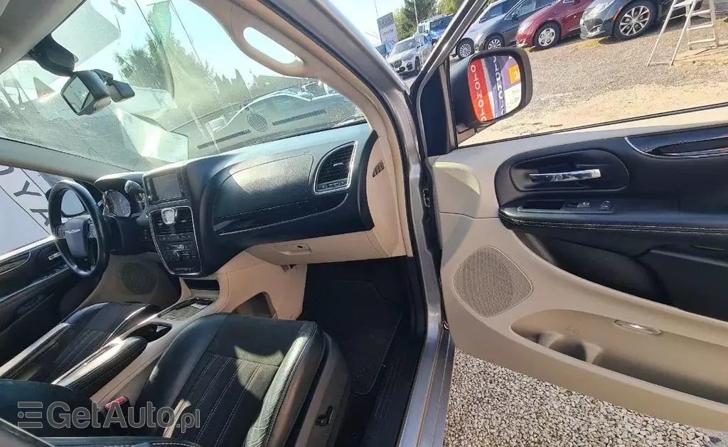 CHRYSLER Town & Country 