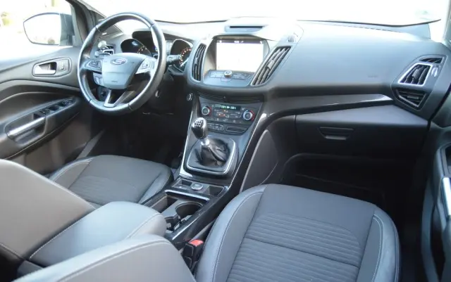 FORD Kuga 1.5 EcoBoost 2x4 Titanium