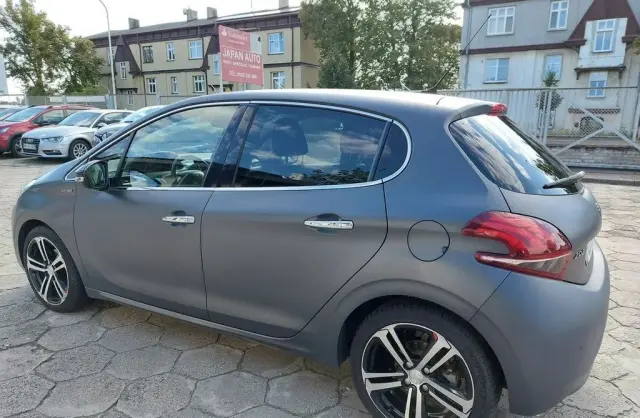 PEUGEOT 208 