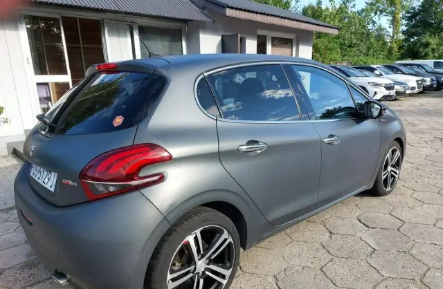 PEUGEOT 208 