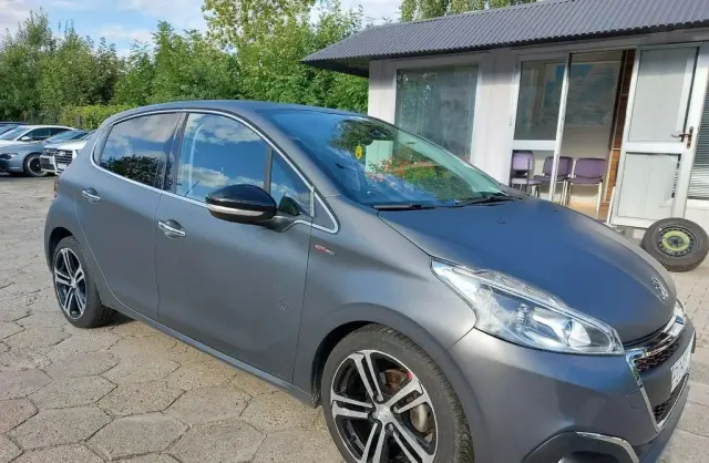 PEUGEOT 208 