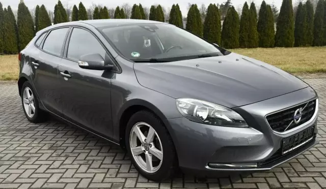 VOLVO V40 