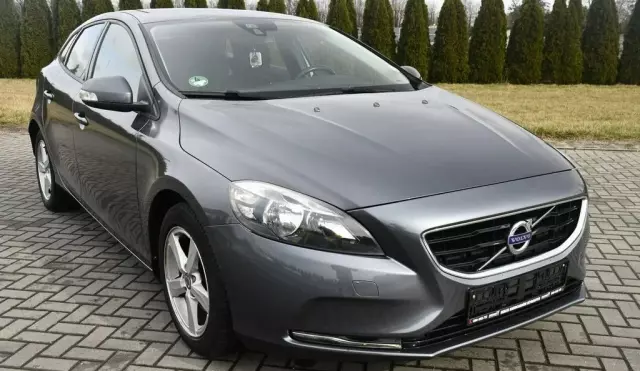 VOLVO V40 