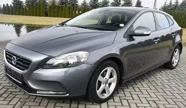 VOLVO V40 