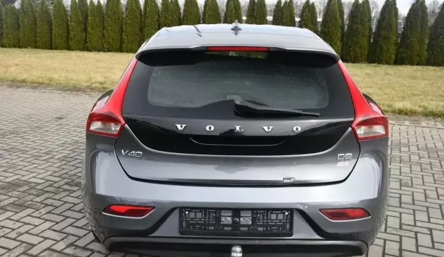 VOLVO V40 