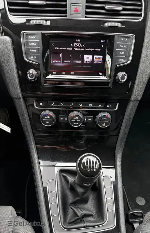 VOLKSWAGEN Golf 