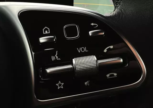 MERCEDES-BENZ Klasa A 180 d 7G-DCT