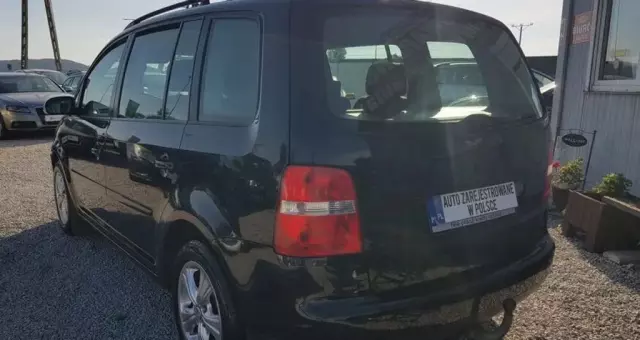 VOLKSWAGEN Touran 
