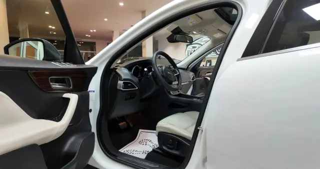 JAGUAR F-Pace 2.0 i4D AWD Prestige