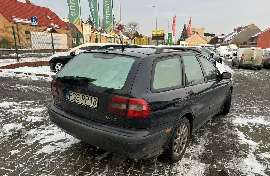 VOLVO V40 