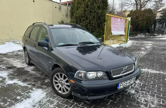 VOLVO V40 