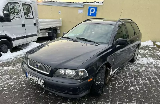 VOLVO V40 
