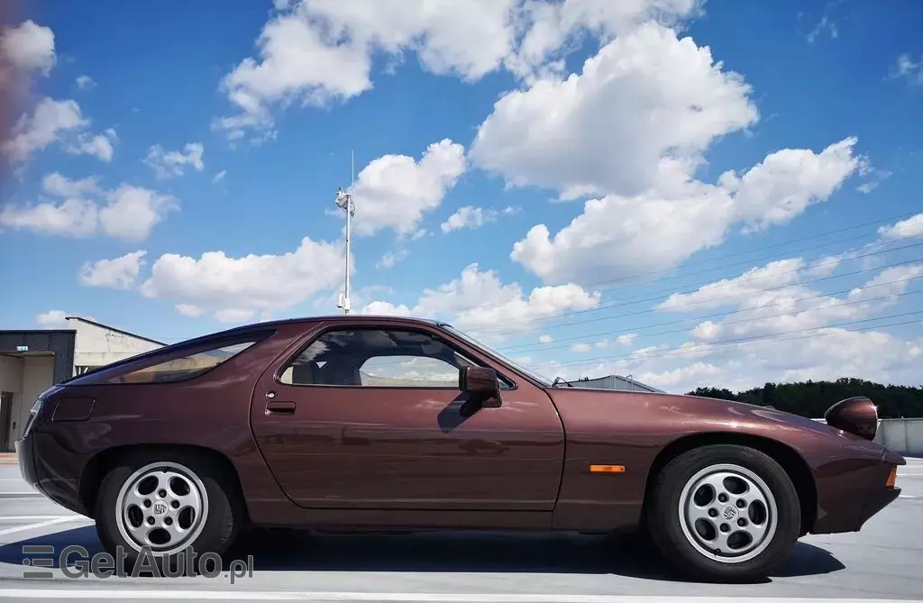 PORSCHE 928 
