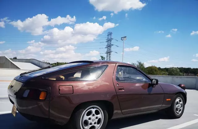 PORSCHE 928 