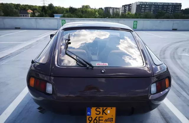 PORSCHE 928 