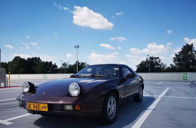 PORSCHE 928 