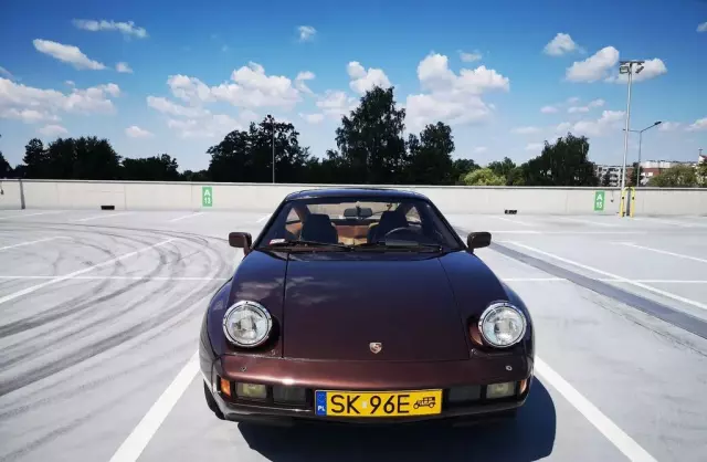 PORSCHE 928 