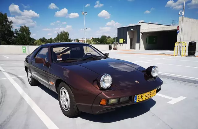 PORSCHE 928 