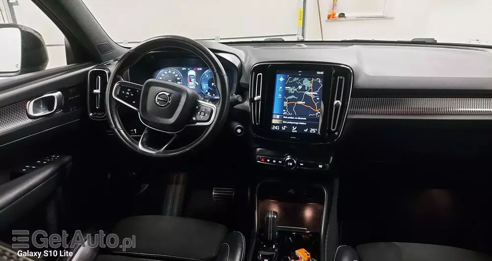 VOLVO XC 40 D3 R-Design