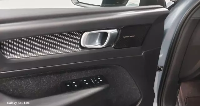 VOLVO XC 40 D3 R-Design