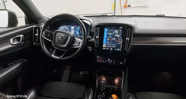 VOLVO XC 40 D3 R-Design