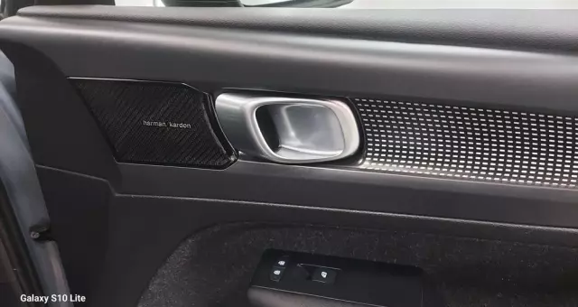 VOLVO XC 40 D3 R-Design