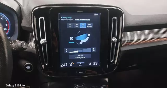 VOLVO XC 40 D3 R-Design