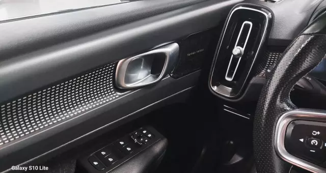 VOLVO XC 40 D3 R-Design