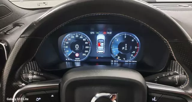 VOLVO XC 40 D3 R-Design