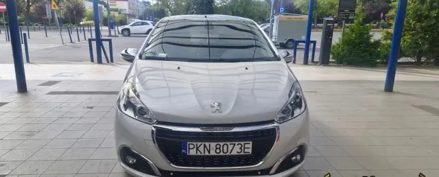 PEUGEOT 208 