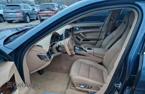 PORSCHE Panamera 