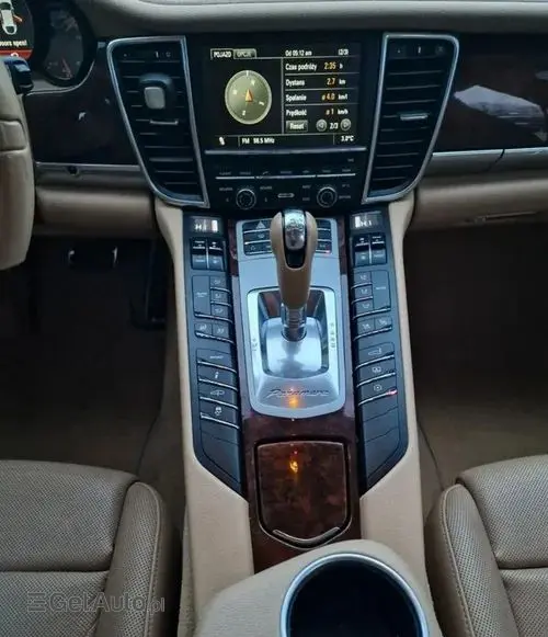 PORSCHE Panamera 