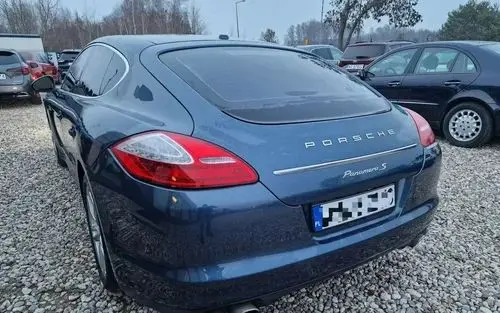 PORSCHE Panamera 