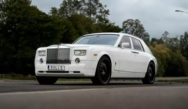 ROLLS-ROYCE Phantom 