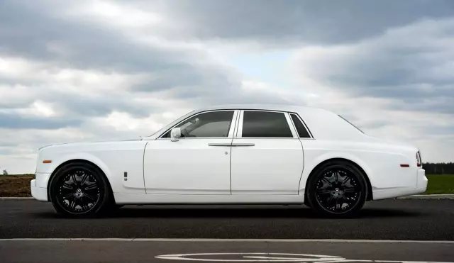 ROLLS-ROYCE Phantom 