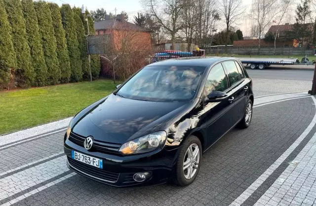 VOLKSWAGEN Golf 