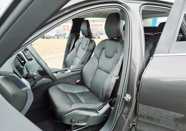 VOLVO XC 60 B4 D Momentum Pro