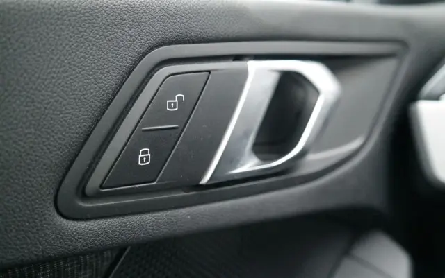 BMW Seria 1 118i Advantage