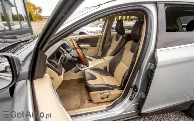 VOLVO XC 60 T6 AWD Momentum